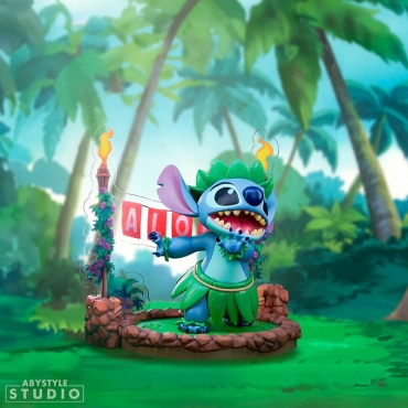 Figurina Stitch cu fustă hula în fața palmierilor