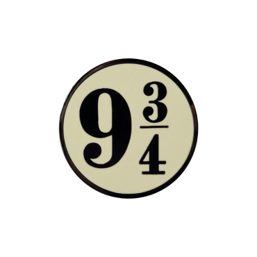 Insignă cu valiză Hogwarts prinsă de un rucsac