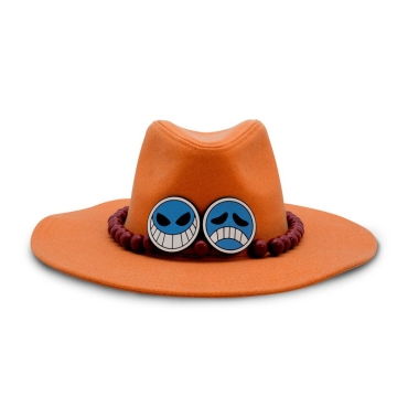 Prim-plan cu fețele zâmbitoare și încruntate de pe șapcă