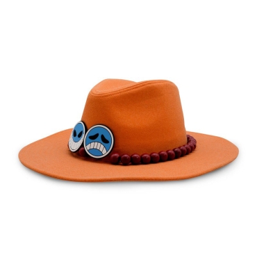 Vedere a colierului cu mărgele albastre din jurul șepcii