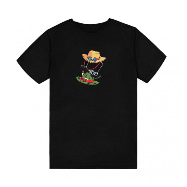Tricou alb cu tematică One Piece și broderie - pălăriile lui Luffy, Sabo și Ace