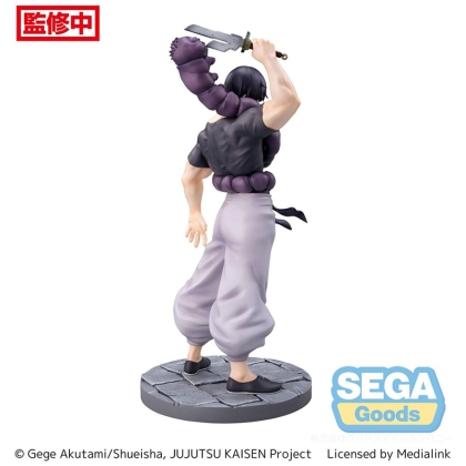 Figurină Toji Fushiguro prezentată pe un raft de colecționar cu alte statuete anime