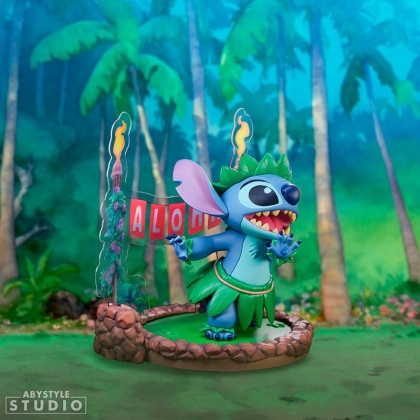 Stitch pozând printre frunze tropicale