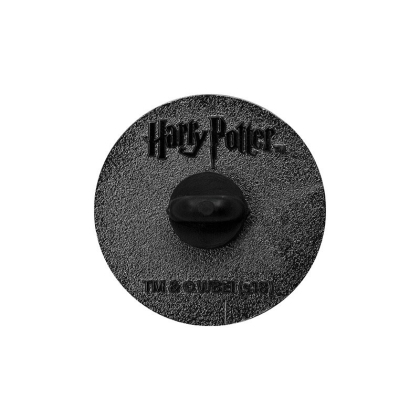 Insignă cu valiză Hogwarts prinsă de un rucsac